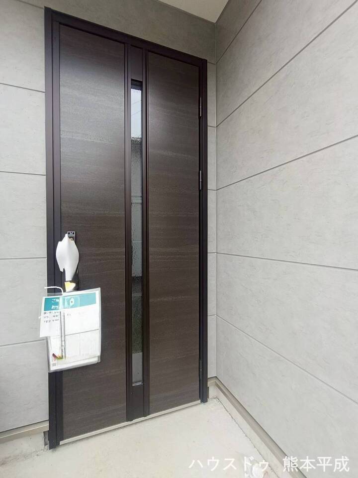 落ち着いた色合いの玄関です