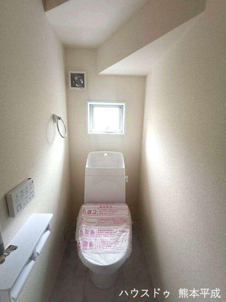 階段下のスペースを無駄なく利用したトイレです