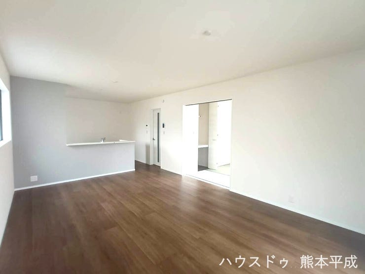 広々としたリビングでキッチンともコミュニケーションをとれる家族団らんの部屋です