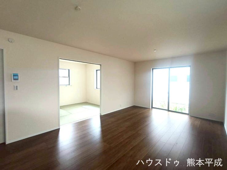 南向きの窓からたっぷりと陽が差し込む明るいリビングです