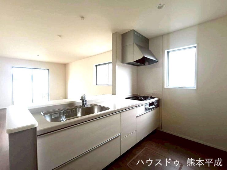 床下収納も付いた収納スペースたっぷりの、使いやすいシステムキッチンです