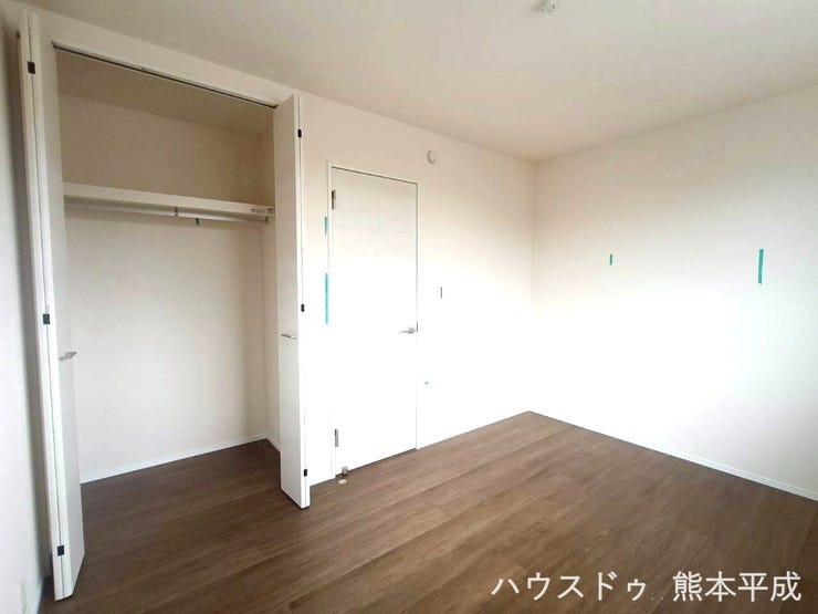シンプルなデザインで落ち着きのある部屋です