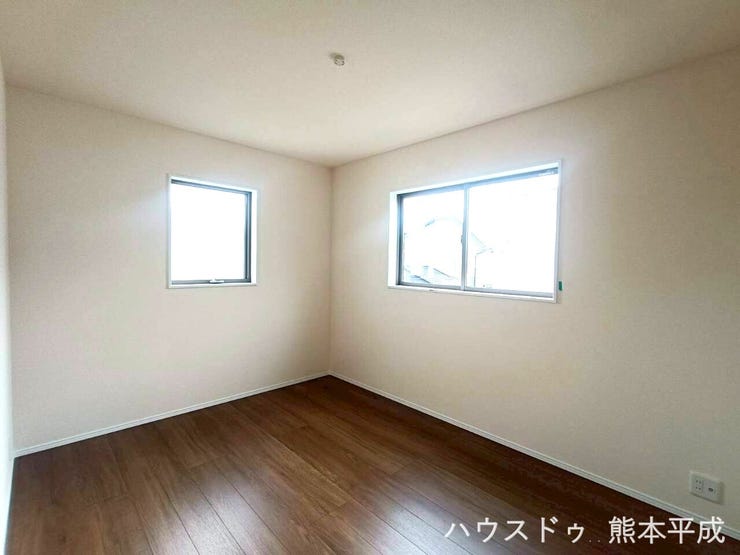 窓からたっぷりと陽が差し込む明るい部屋です