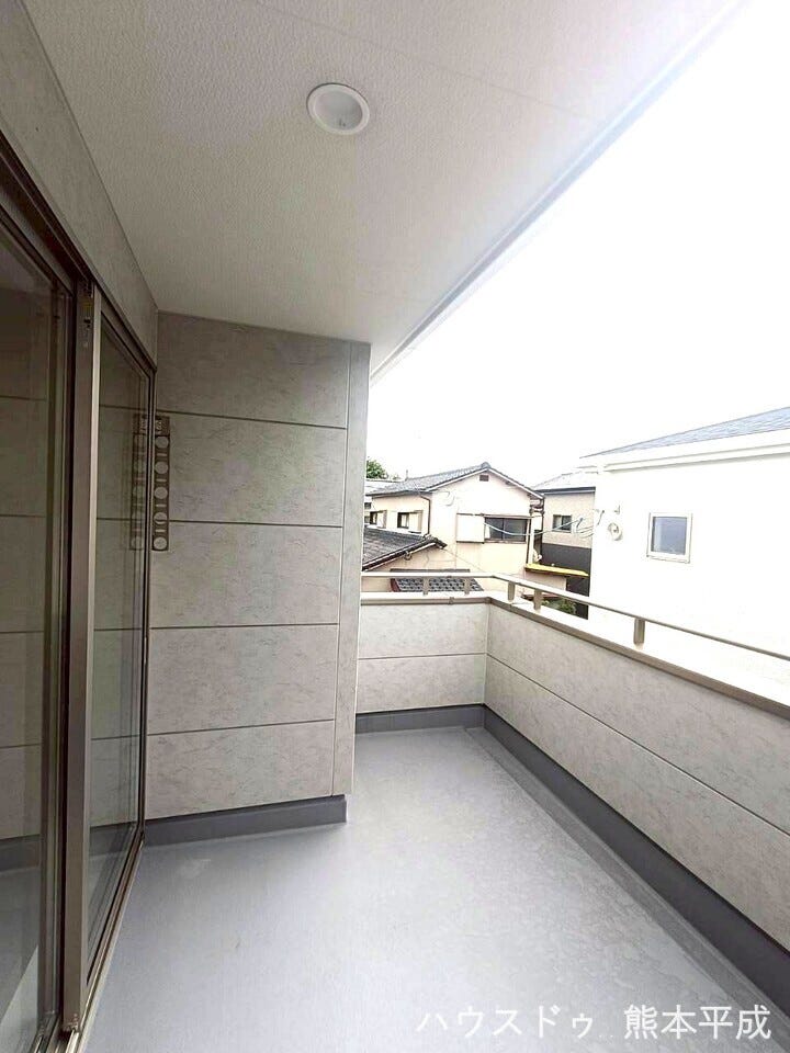 屋根付きのインナーバルコニーで雨が降っても使用でき、リラックススペースとしても十分な広さがあります