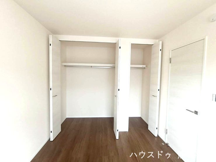 両開きのクローゼットで十分な広さがあります