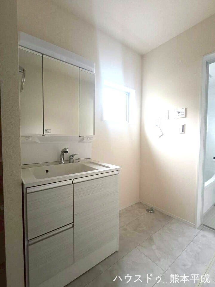 3面鏡の洗面台で身だしなみ確認〇 収納スペース〇