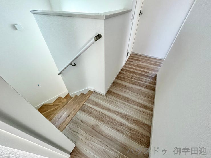 ■□■暮らしを繋ぐ、明るい動線■□■採光窓から光が差し込み、足元を優しく照らす。安全で快適な、家族の生活を支える縦の繋がりです。