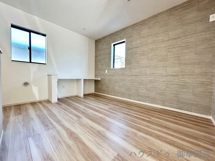 ■□■「ただいま」の会話が弾む。家族の気配を感じるスタディスペース■□■リビングの一角に、お子様の学習や、奥様の家事、ご主人のリモートワークにも使える多機能なスタディスペースを設けました。