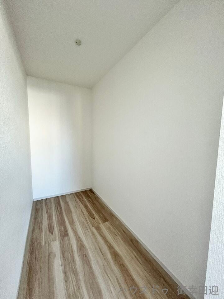 ■□■2階9.9帖洋室WIC■□■衣類から小物まで一ヶ所に集約。整理整頓がしやすく、毎日のコーディネートが楽しくなるゆとりの収納です。