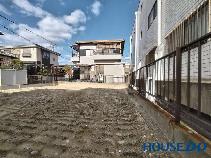 周辺には大きな建物や施設はありません