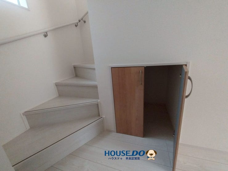 階段の下も収納で余すところなく機能的に空間を活用しています♪