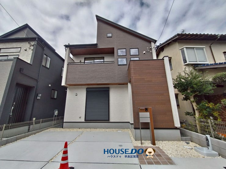 【外観】
前からみると4つのスクエアの明かり窓が可愛いらしいですね♪