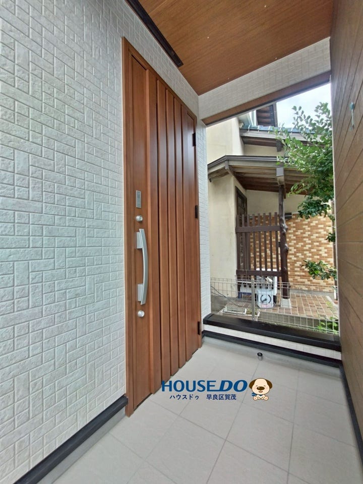 エントランスには屋根があるので吹き込みには心配いりません♪