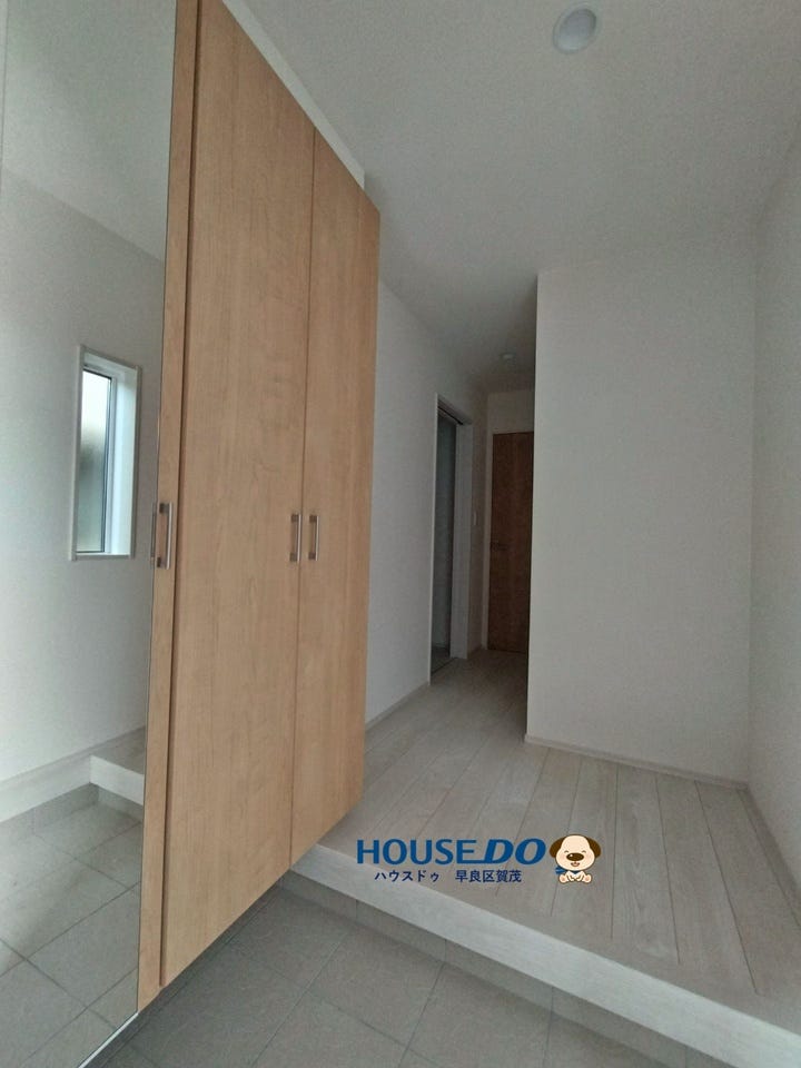 シューズクローゼットの扉には全身姿見ミラーがついています♪