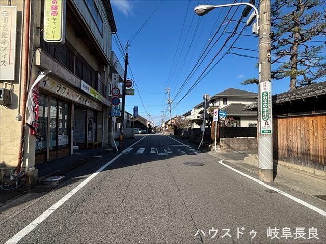 ≪北側西向き≫幅員約8mの前面道路です。広々としていて、街並みが開放的で圧迫感がありません。