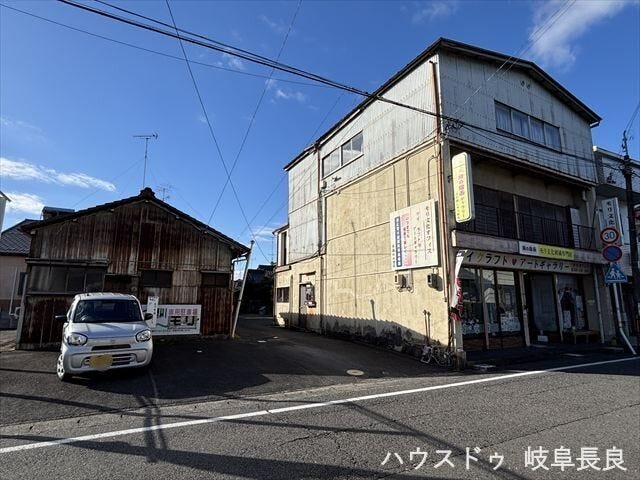 前面道路(幅員8mと広々♪車の出し入れも楽々♪)