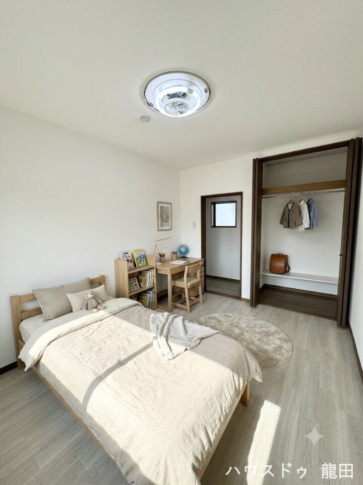 お子様の成長に合わせてレイアウトを楽しめる、明るい子供部屋。勉強も遊びも充実する、健やかな空間です
※家具を入れたイメージ写真です