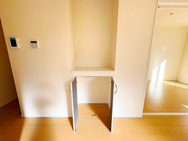 ◎リビングカウンター:A号棟(11/3撮影)
リビング内にはカウンター付!季節の小物や、お子様の絵や工作を飾るのも良いですね!
カウンター下は収納になっているので小物や書類の収納にピッタリです!