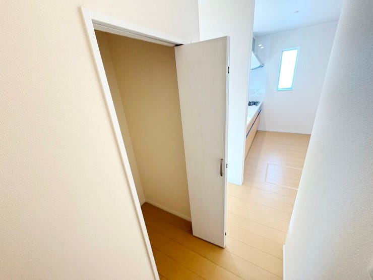 ◎リビング収納:A号棟(11/3撮影)
LDKを抜け、階段を上がる途中にある、リビング収納。
掃除道具などを収納してもリビングからは見えないので生活感を隠し、スッキリとした印象を作れます。
