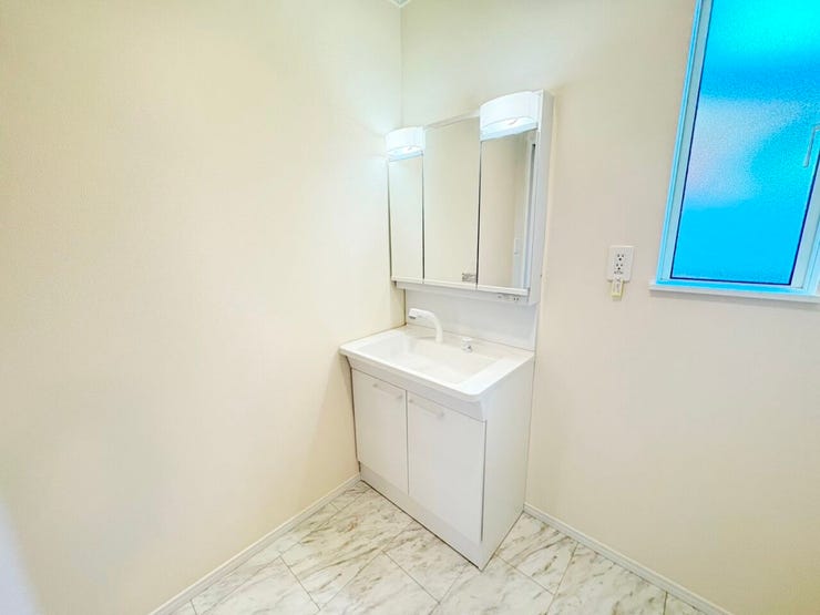 ◎洗面所:A号棟(11/3撮影)
玄関を入ってすぐに洗面があるので、うがい・手洗いの習慣がお子様たちに身に付く洗面台に!