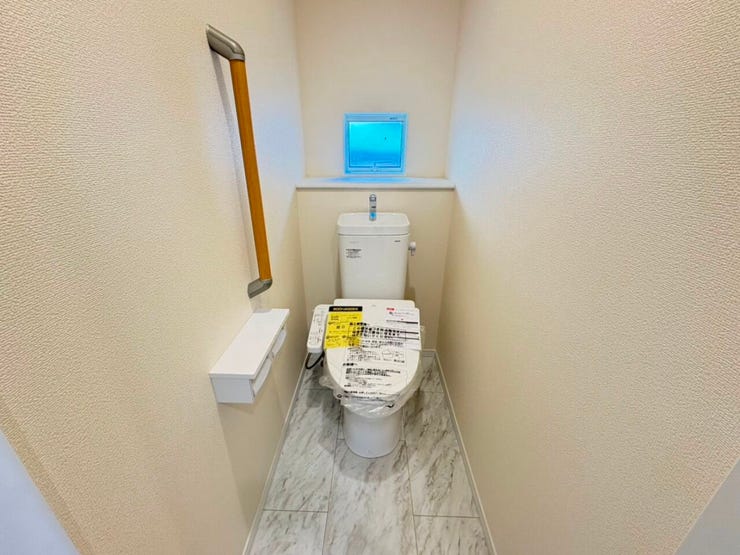 ◎トイレ:A号棟(11/3撮影)
1・2階ともにウォシュレット付!2か所トイレがございますので、朝のトイレ渋滞も解消!窓付きで明るく、換気もできます◎