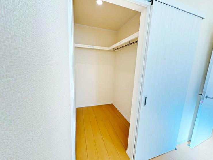 ◎WIC:A号棟(11/3撮影)
主寝室には大容量のWICを採用!
枕棚・パイプスペース付で収納力もUP!
洋服の片づけもしやすいです♪