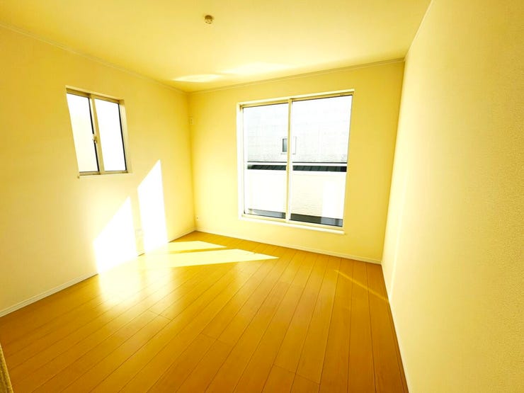 ◎洋室:A号棟(11/3撮影)
南向きであたたかな陽射しがたっぷり差し込む洋室!毎朝気持ち良く起きられそうですね。