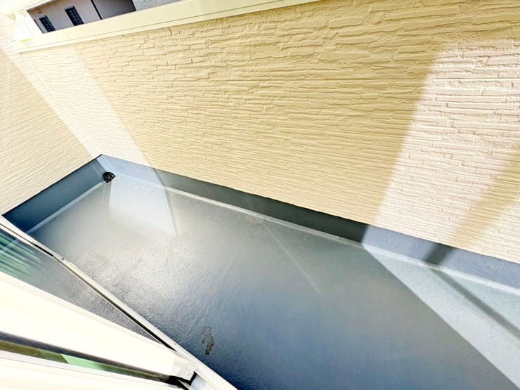 ◎バルコニー:A号棟(11/3撮影)
南向きのバルコニーは日当たりも良く、洗濯物も気持ち良く干せそうです。
ワイドバルコニーで布団などの大きい物も干せます!