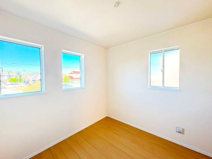 ◎洋室:A号棟(11/3撮影)
お洒落な縦すべりタイプの窓です♪換気もしやすく、お手入れも簡単なのがいいですね。