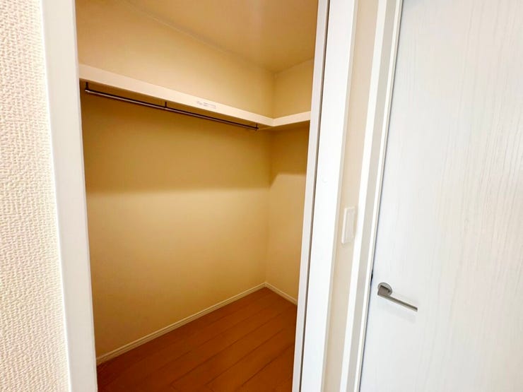 ◎ファミリークローゼット:A号棟(11/3撮影)
スキーウエアやBBQ機材、水着やプール用品などの大きな物の収納にも使いやすい大容量のファミクロです!