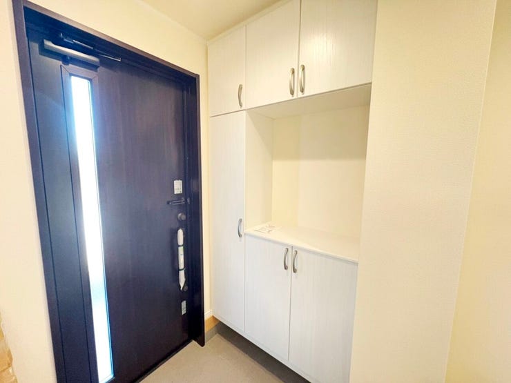◎玄関:A号棟(11/3撮影)
玄関収納はたっぷり収納できる大容量サイズ!
ご家族分の靴もすっきり収納できます。