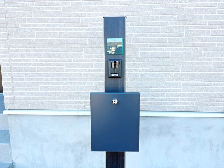 ◎機能門柱:A号棟(11/3撮影)
表札やポスト・インターホンなどが一つにまとまった機能門柱です。玄関まわりがスッキリとした印象になりますね。