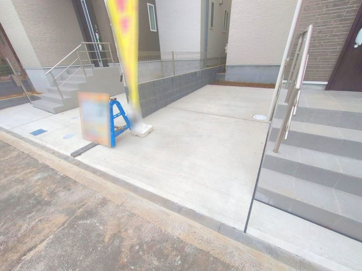 ◎カースペース:A号棟(11/3撮影)
カースペースは1台分!
前面道路は広々としているので駐車が苦手な方でも安心◎
駅までのバス停も近く、車・電車通勤の方も安心です!