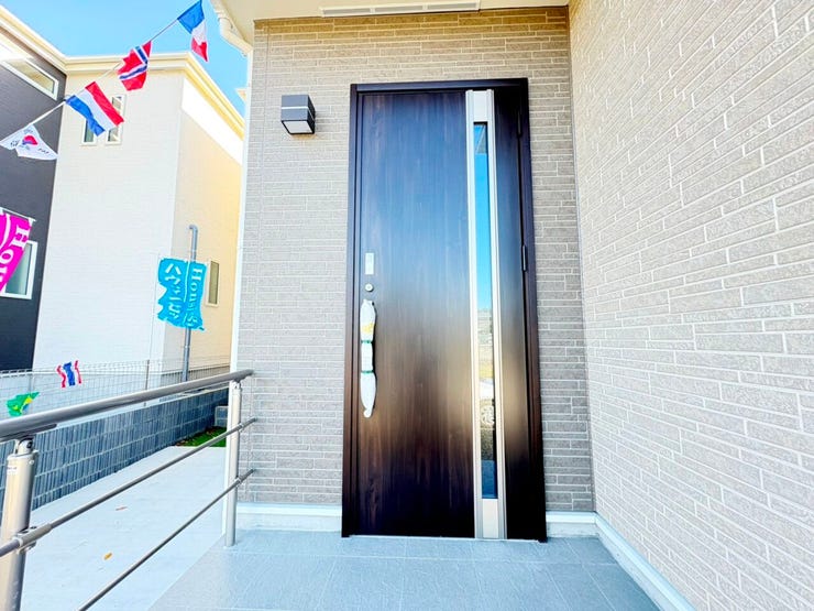 ◎玄関ポーチ:A号棟(11/3撮影)
玄関前のアプローチに屋根があり、雨の日でも濡れにくいです!