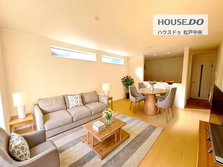 ◎リビング:A号棟(11/3撮影)
LDK内にはちょっとしたカウンターもあるので、お子様の作品を飾ったり、ご家族の写真を飾ったりなどインテリアもおきやすいです!