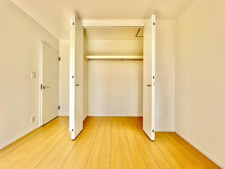 ◇クローゼット◇
大容量のクローゼット完備。お洋服もたくさん収納できて、お部屋がスッキリします。ハンガーパイプが設置されており、大切なお洋服が傷まないよう、そのままかけて収納できます。