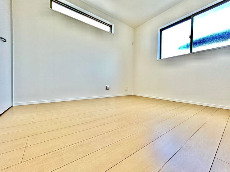 ◇5.25帖洋室◇
北側洋室ですが2面採光で明るいです。もちろんクローゼットも完備しております。お子様のお部屋だったり、趣味のお部屋にしたり、使いやすい造りのお部屋になっています。