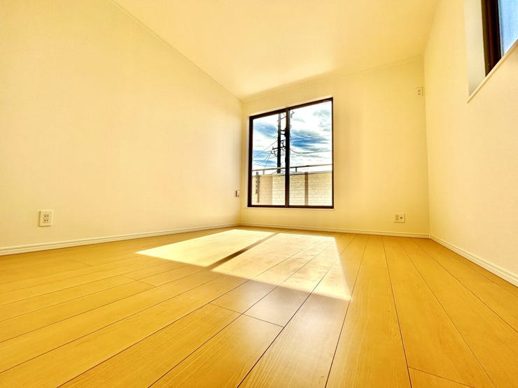 ◇6.56帖洋室◇
バルコニーに出られる大きな窓があり、もう一面にも窓が付いているので、明るいです。豊かな開口がもたらす陽光、光を浴び心地よい時を刻みます。気分も明るくなりますね。