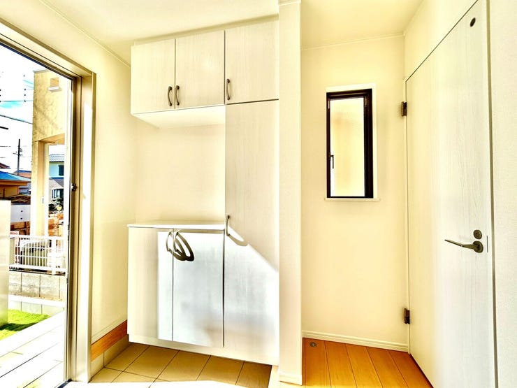 ◇玄関◇
使い勝手の良い下足収納があり、外から帰ってきて汚れた靴、レインコート、傘や外遊びグッズ等を収納するのに大変重宝します。明るく温かな雰囲気で家族の帰りや来訪者を出迎えてくれる玄関です。