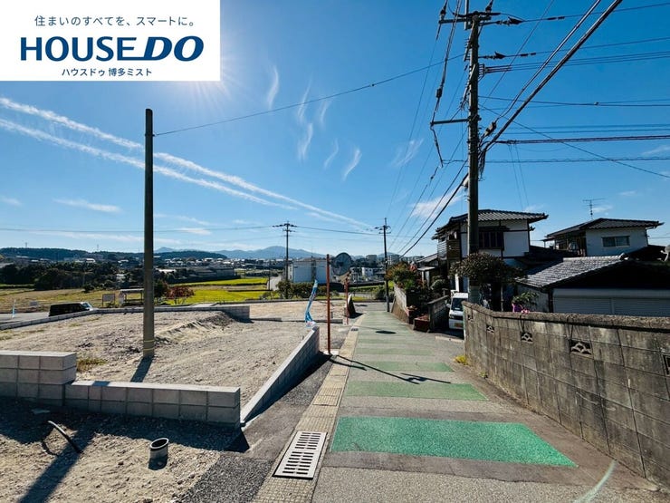 【現地見学会 開催中】実際に現地へ行き、お子様と一緒に小学校までの経路を確認したり、近隣の同施工会社の完成物件へ行き完成後の雰囲気を体感したりといった見学ツアーをしませんか?(11月16日撮影)