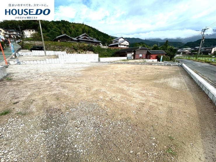 【現地見学会 開催中】実際に現地へ行き、お子様と一緒に小学校までの経路を確認したり、近隣の同施工会社の完成物件へ行き完成後の雰囲気を体感したりといった見学ツアーをしませんか?(10月16日撮影)