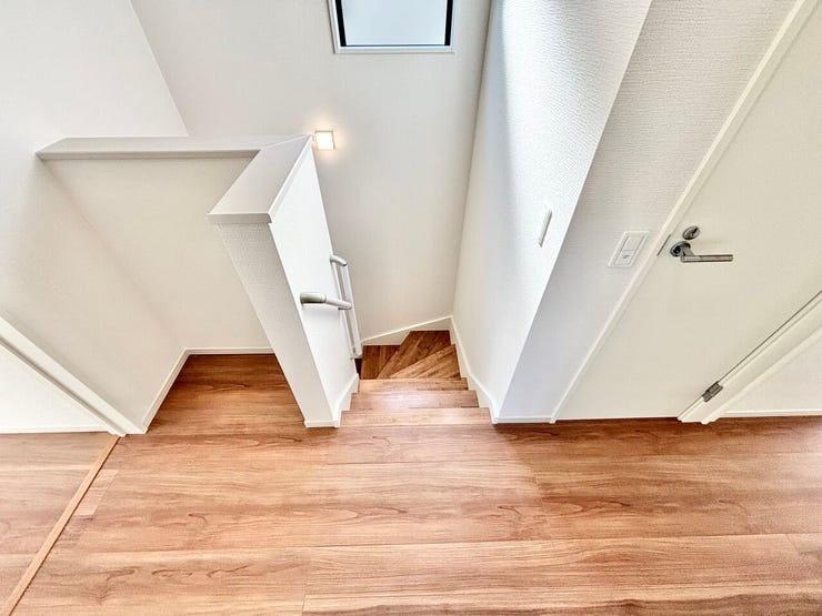 ■□■暮らしを繋ぐ、明るい動線■□■採光窓から光が差し込み、足元を優しく照らす。安全で快適な、家族の生活を支える縦の繋がりです。