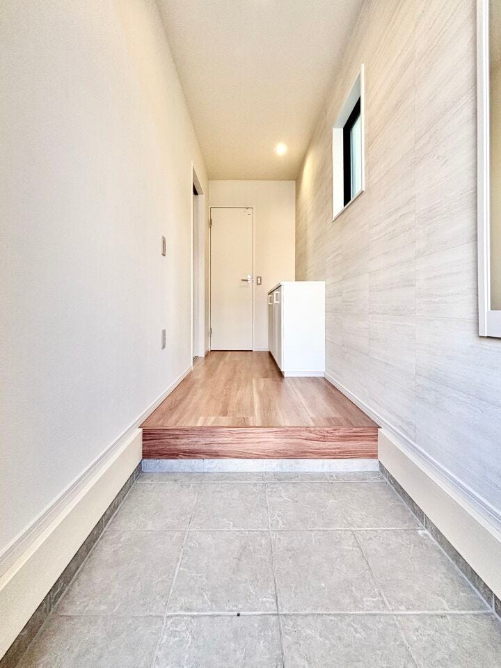 ■□■「しまう」が叶える、美しい玄関■□■大容量のシューズボックスがあることでいつも整理された、気持ちの良い「家の顔」を保てます。