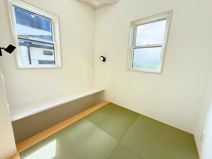 畳コーナーにはカウンター付き♪勉強したり、読書したり、ご飯ができるまでゴロゴロしたり、お昼寝したりと有意義な時間を過ごすことができそうです。素敵なひと時をこの場所で♪