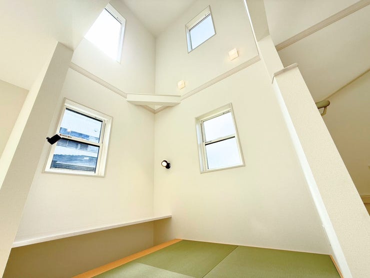 畳コーナーには上部に吹き抜けがございます。天井が高く開放感のある吹抜けは自然光が降り注ぎ明るくなります。また、視界が広がることで、お部屋がより広く感じられる効果も♪