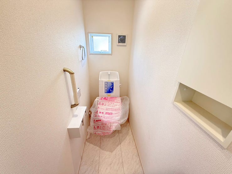 1階トイレ。2連のペーパーホルダーは一度に2ロールセットすることができるので、交換する手間を減らすことができ、棚が付いているのでケータイを置いたり、小物を飾って空間を彩ったりできます♪