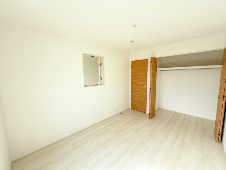 2階6帖洋室。たっぷりしまえるクローゼット付で毎日のコーディネートが楽しくなります。「今日は何を着ようかな?」心をウキウキさせながら、お気に入りの服を選ぶ楽しみを。