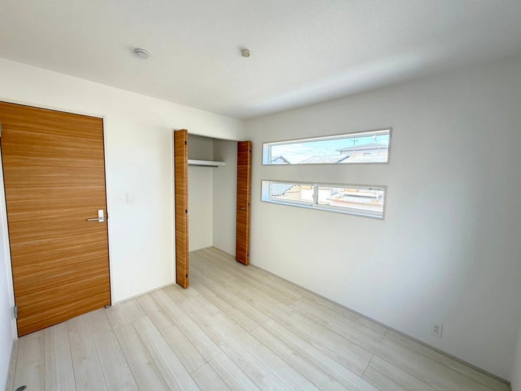 2階5.25帖洋室。自分だけの個室があるって素敵ですよね。勉学に没頭したり、じっくり読書を楽しんだり、音楽にひたったり。そんな満ち足りた日々を過ごすプライベート空間を。