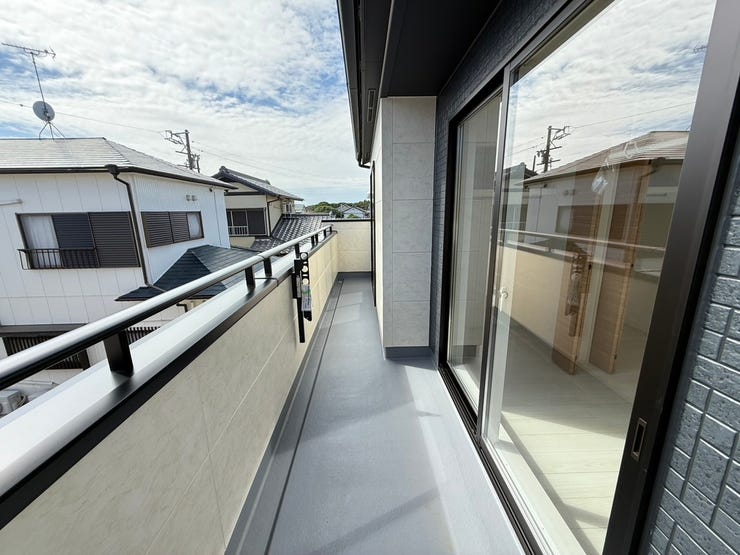 洗濯物やお布団などをたっぷり干せて、天日干ししやすい屋根なしバルコニー(南向き)。屋根がないことで室内にも日差しが届きやすく明るい空間が作れます。