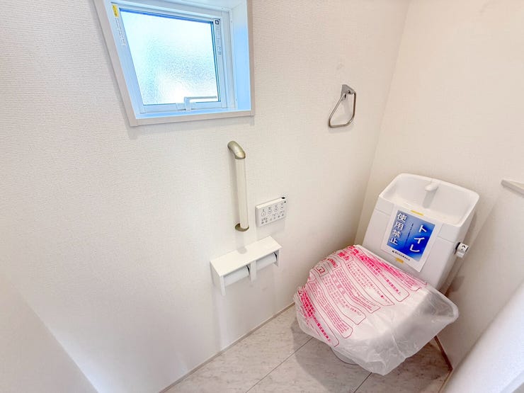 2階トイレ。シンプルな内装と清潔感のある白いトイレ。毎日のトイレタイムは落ち着ける空間がいいですよね。2階にもトイレが設置されているので、朝のトイレ渋滞がおきにくいです。